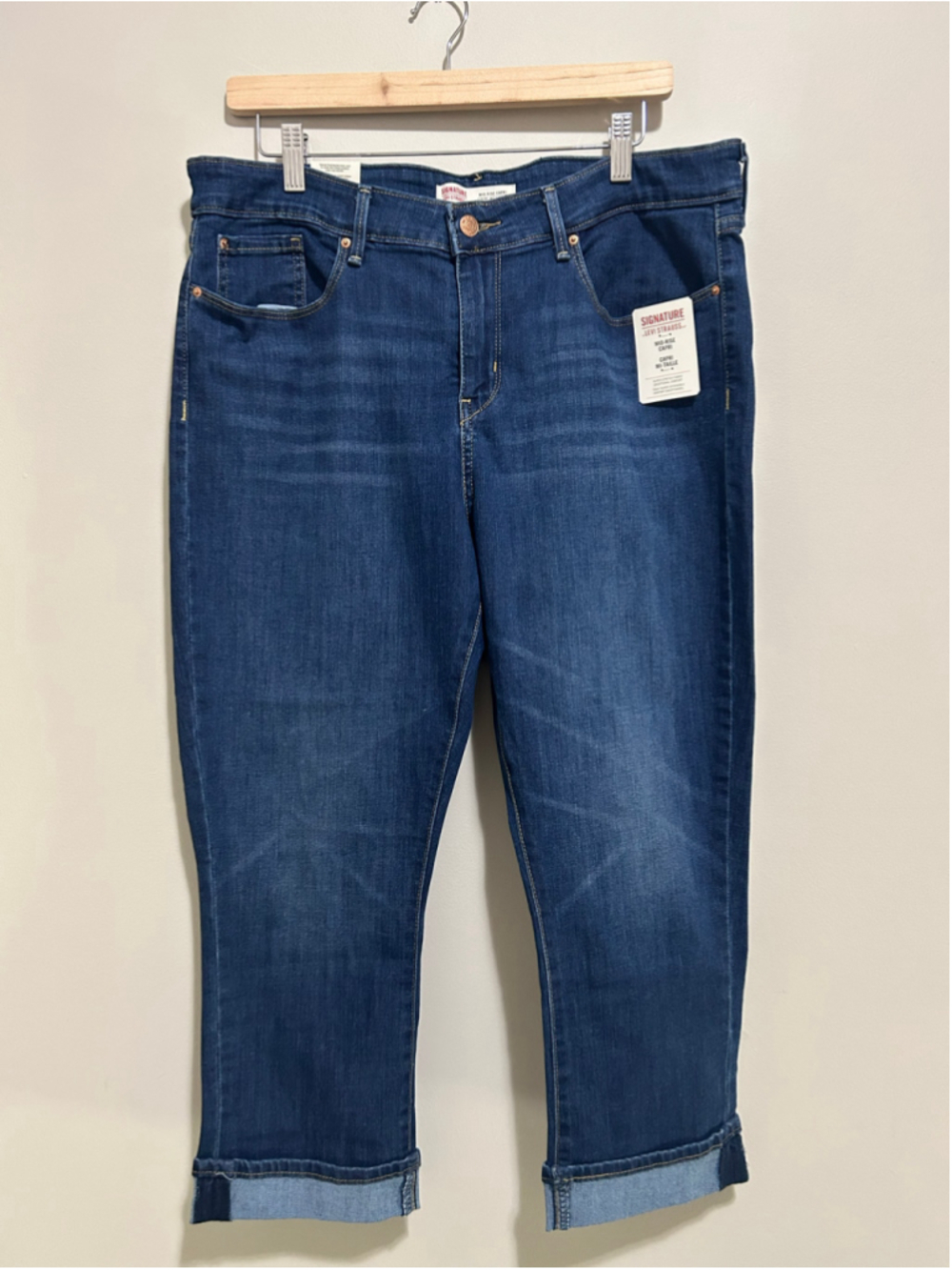 Women's Signature by Levi Strauss & Co. Blue Capri Pants Size 16